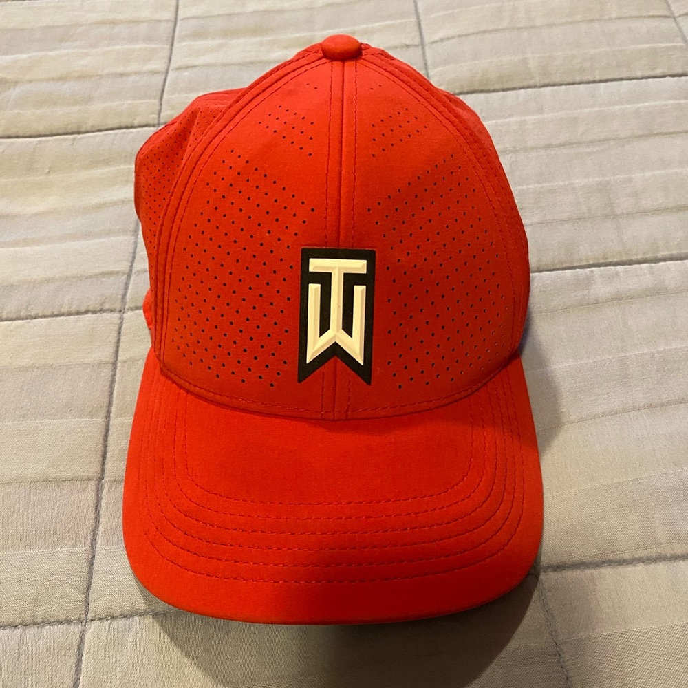 Tiger Woods Fitted Lightweight Golf Hat (SIZE: MEN’s SMALL / MEDIUM)